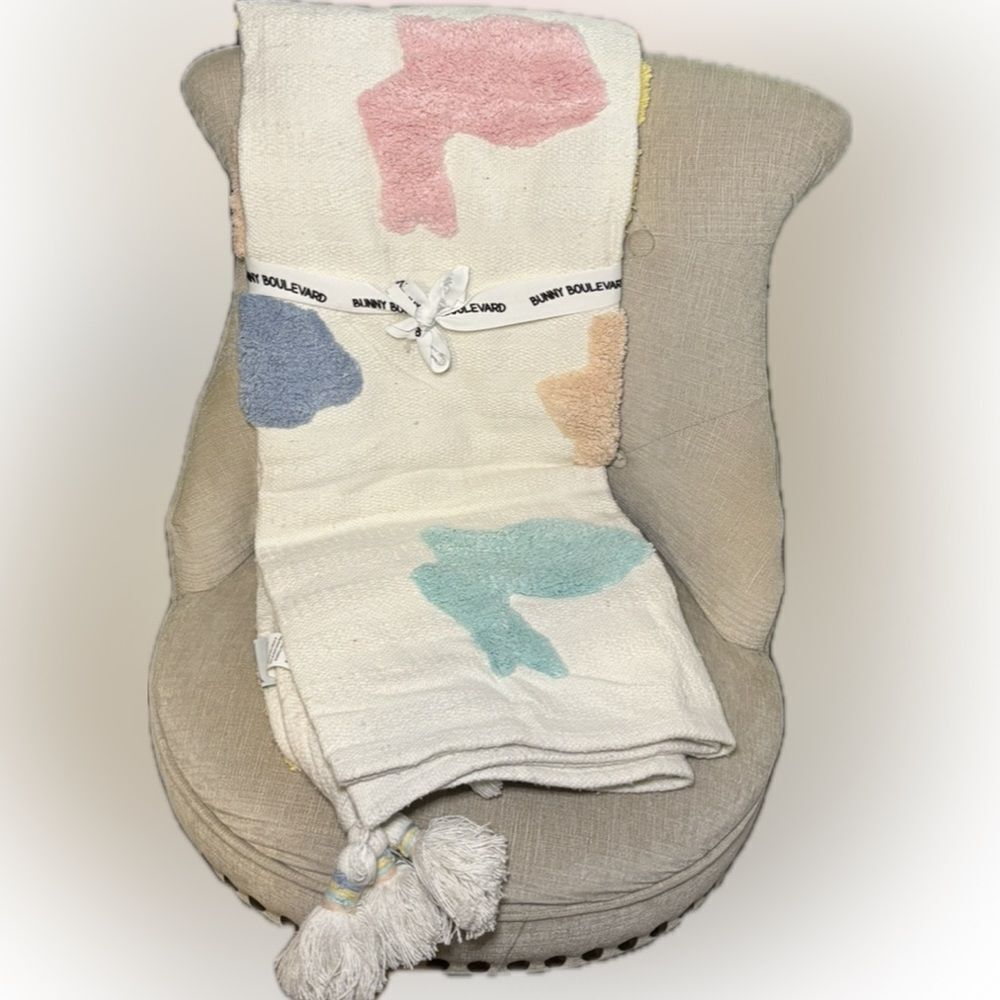 Pastel Easter bunny throw blanket with tassels NEW - Picture 2 of 5